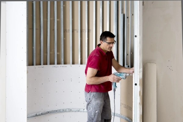 Plâtrier sur un chantier